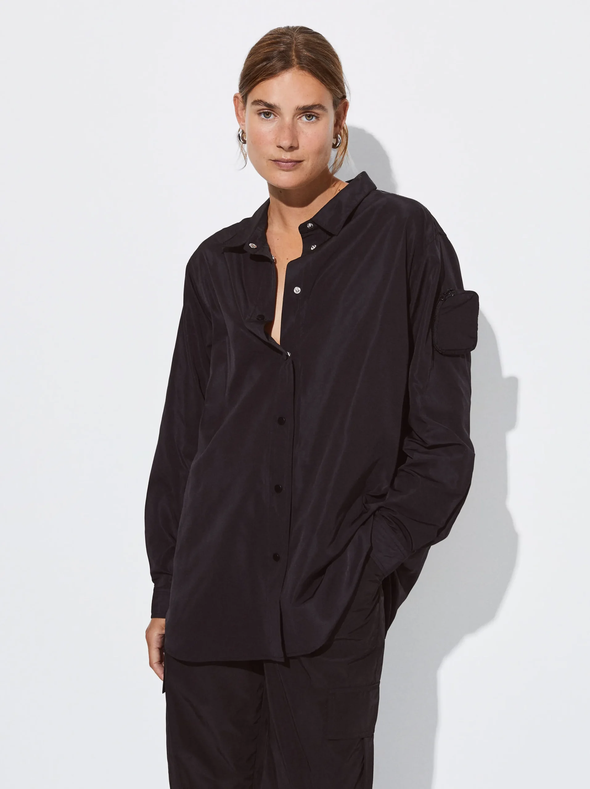 PARFOIS Exclusivo Online - Camisa De Nylon Con Bolso Negro Best