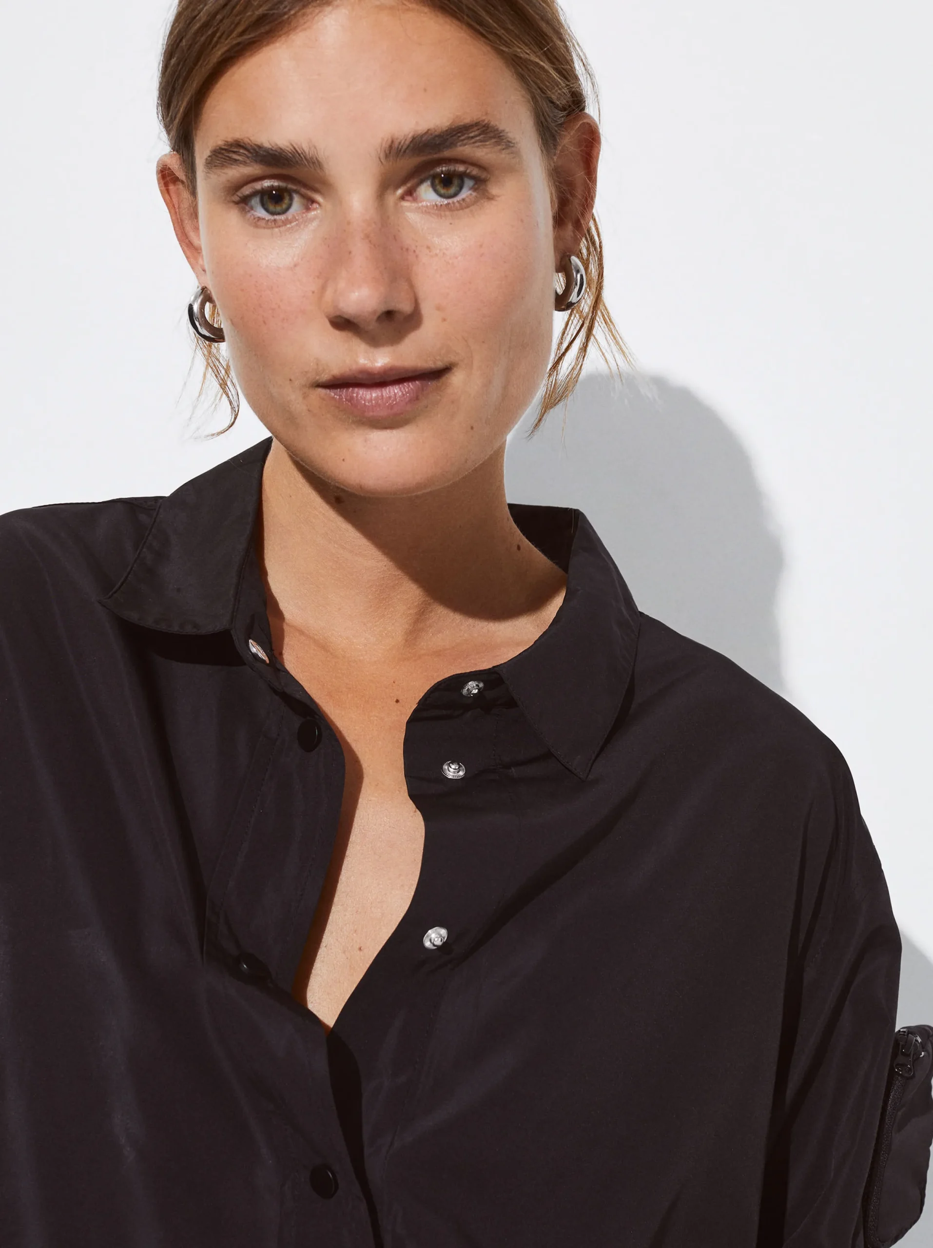 PARFOIS Exclusivo Online - Camisa De Nylon Con Bolso Negro Best