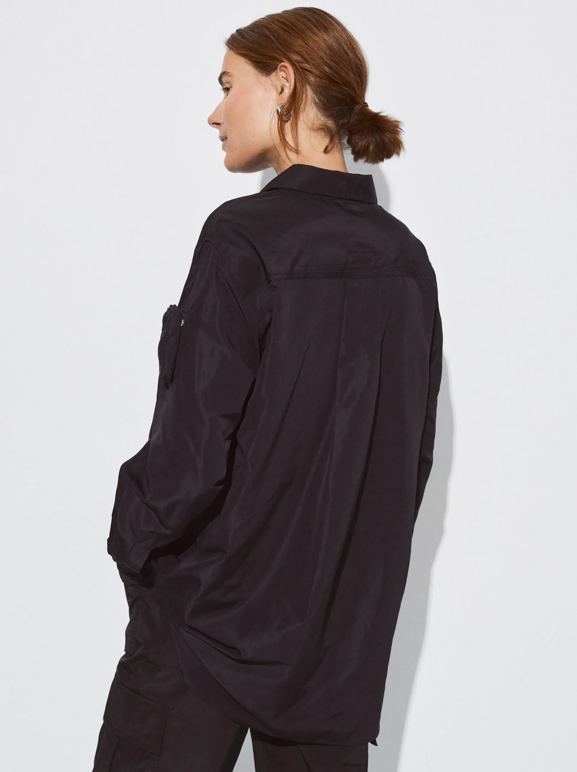 PARFOIS Exclusivo Online - Camisa De Nylon Con Bolso Negro Best
